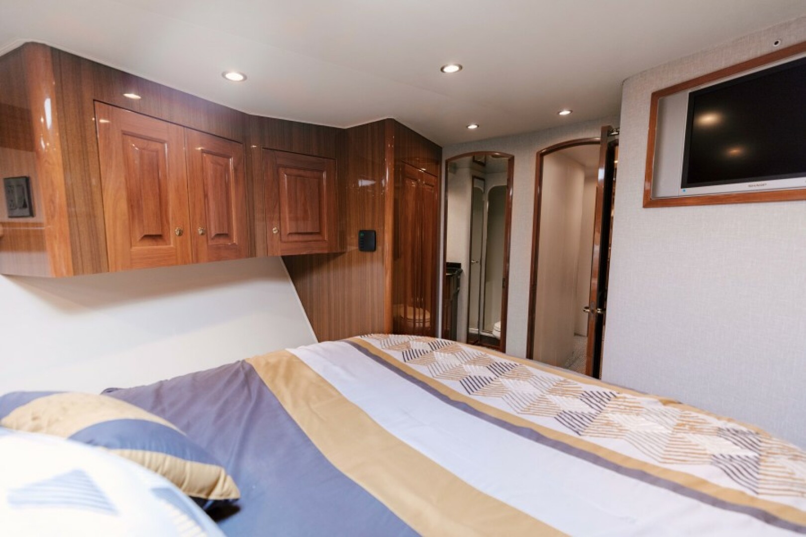 2006 Viking 74 Enclosed Bridge - Image 12