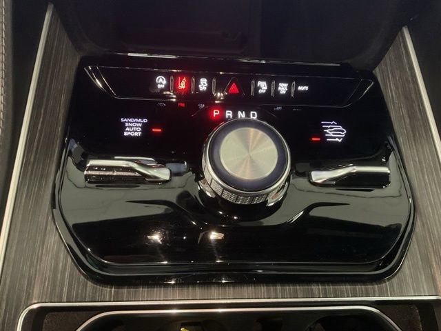 2024 Jeep Wagoneer L Utility 4D Series III 4WD - Image 19