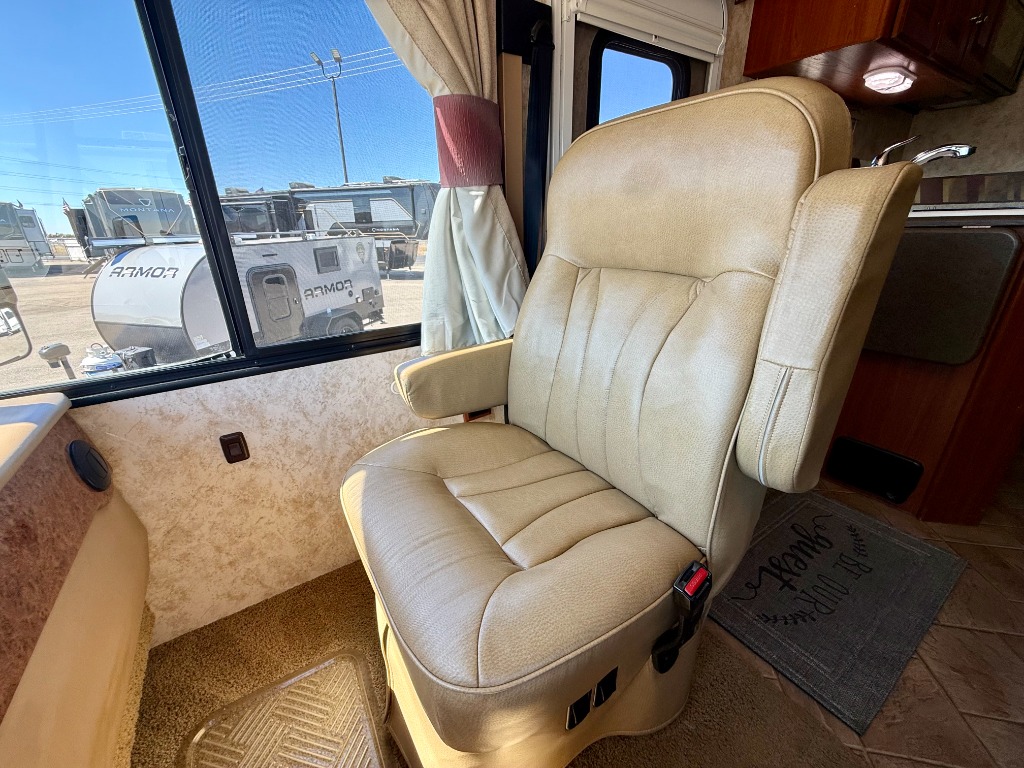 2011 Winnebago Vista 35F - Image 13