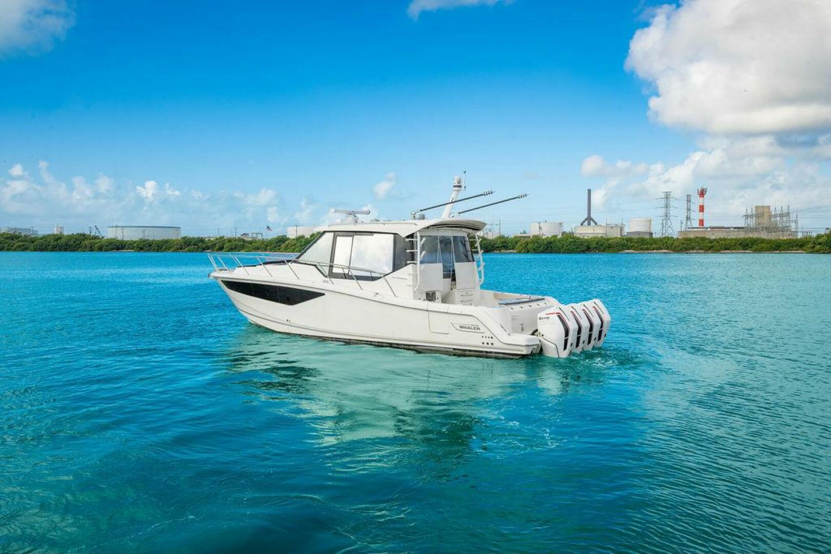 2023 Boston Whaler 405 Conquest - Image 5
