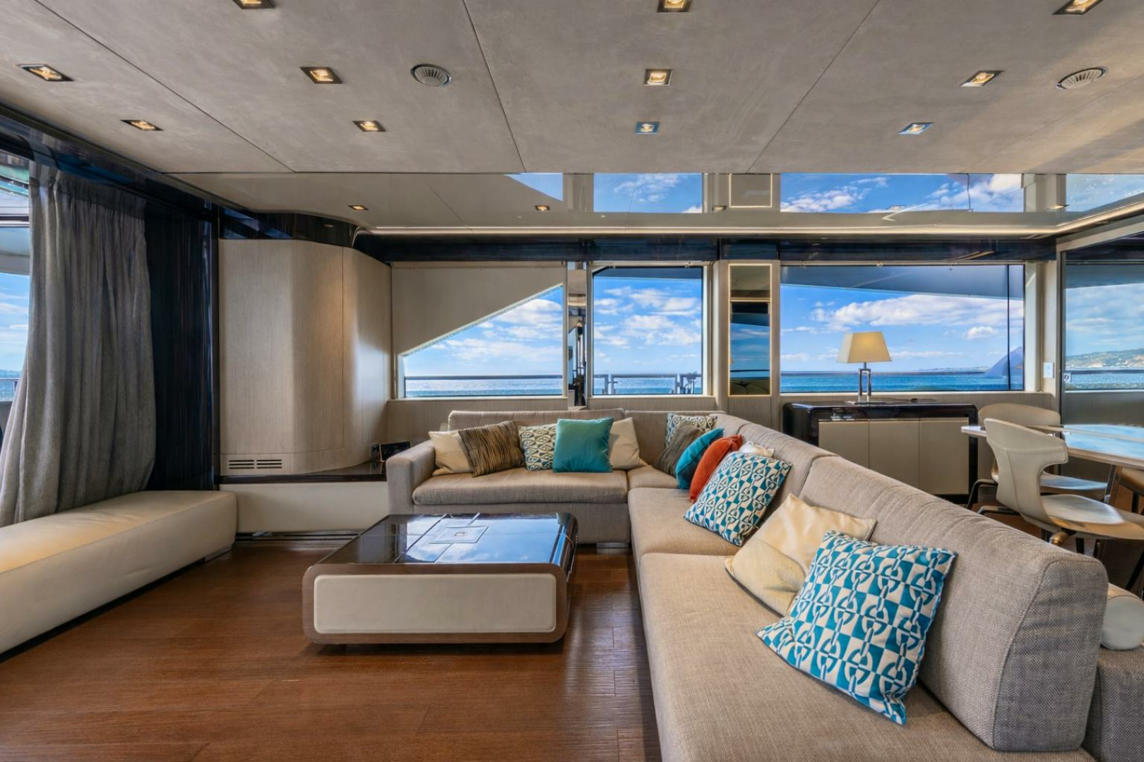 2018 Dominator Yachts Dominator Ilumen Base - Image 9
