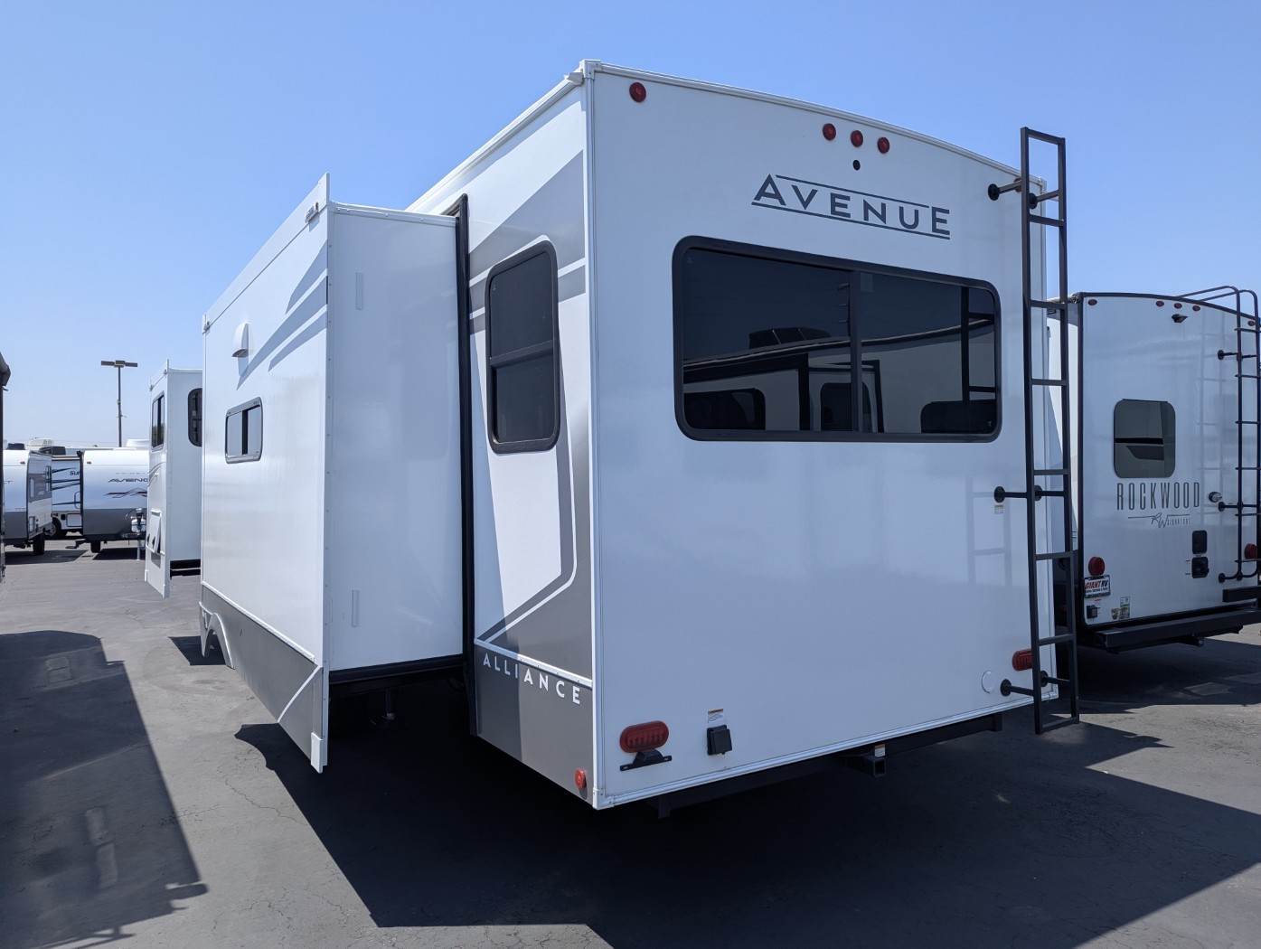 2026 Alliance RV Avenue 332RL - Image 4