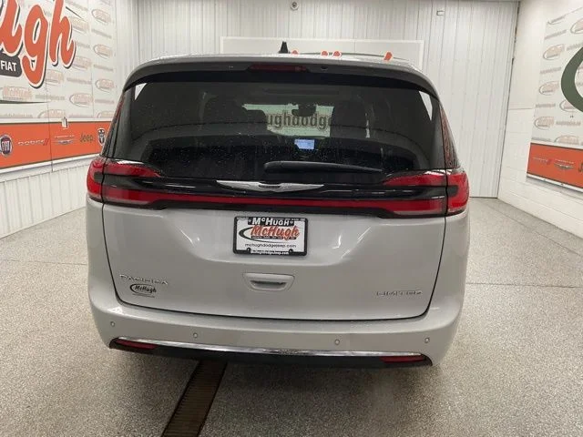2024 Chrysler Pacifica Wagon 4D Limited - Image 4