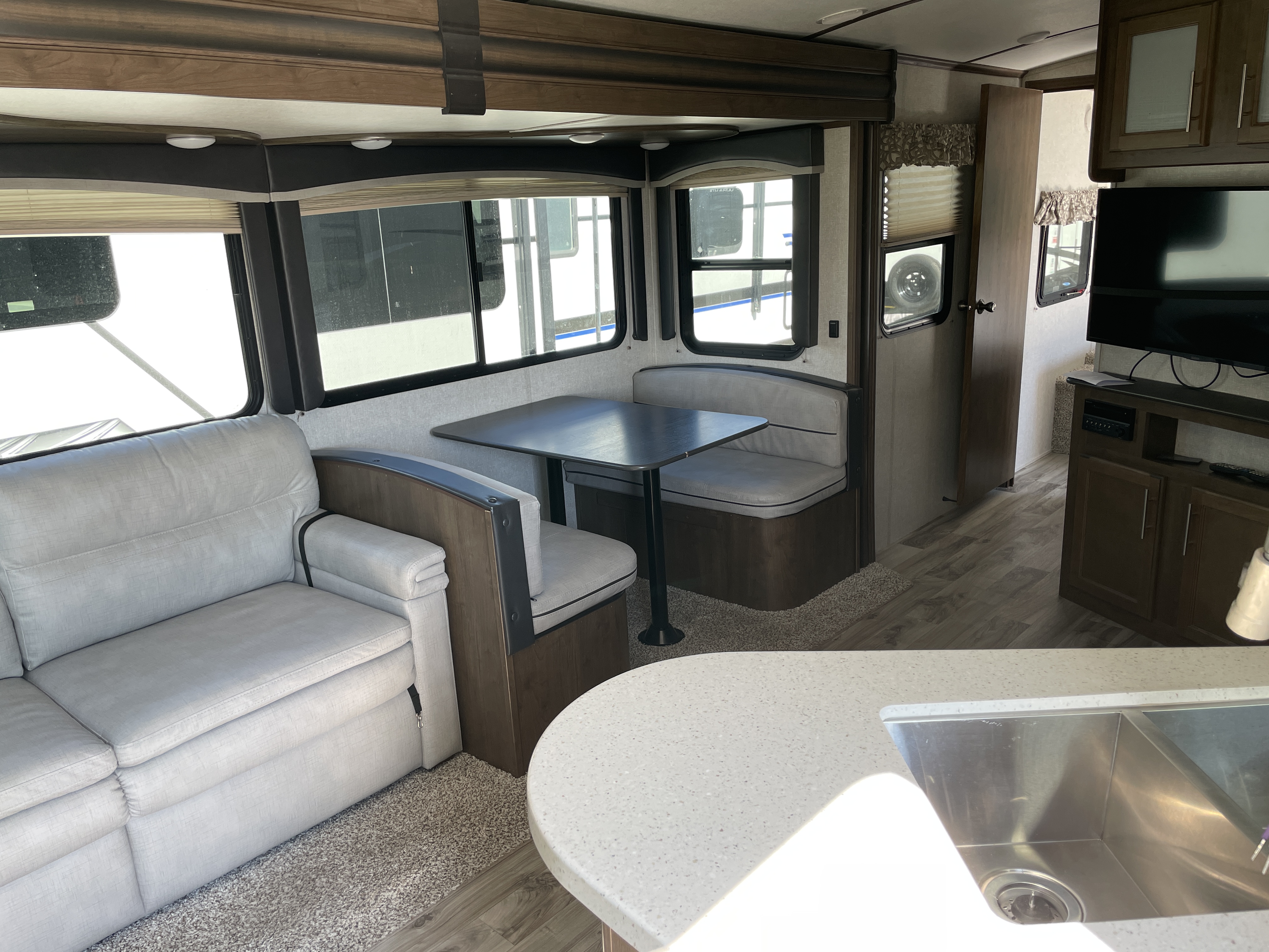 2019 Keystone RV Cougar X-Lite 27SAB - Image 12