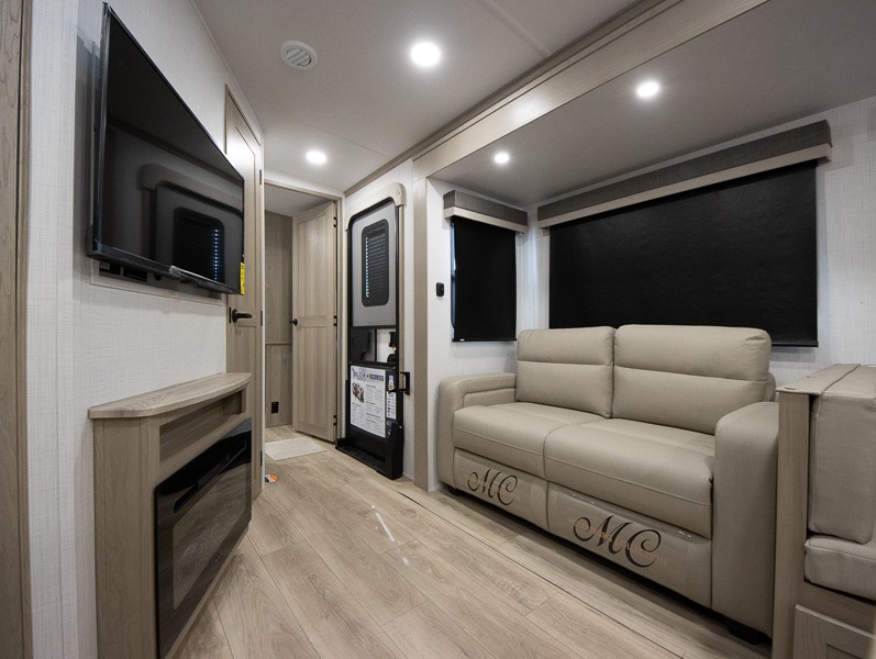 2025 Forest River Rockwood Signature Ultra Lite 8336BH - Image 16