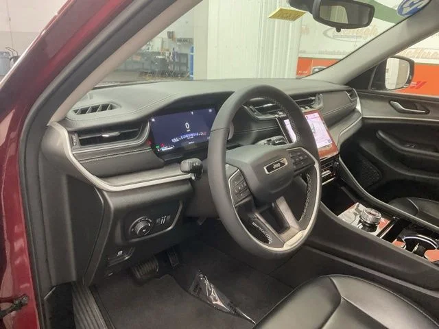 2023 Jeep Grand-Cherokee-L Laredo Altitude 4x4 - Image 12