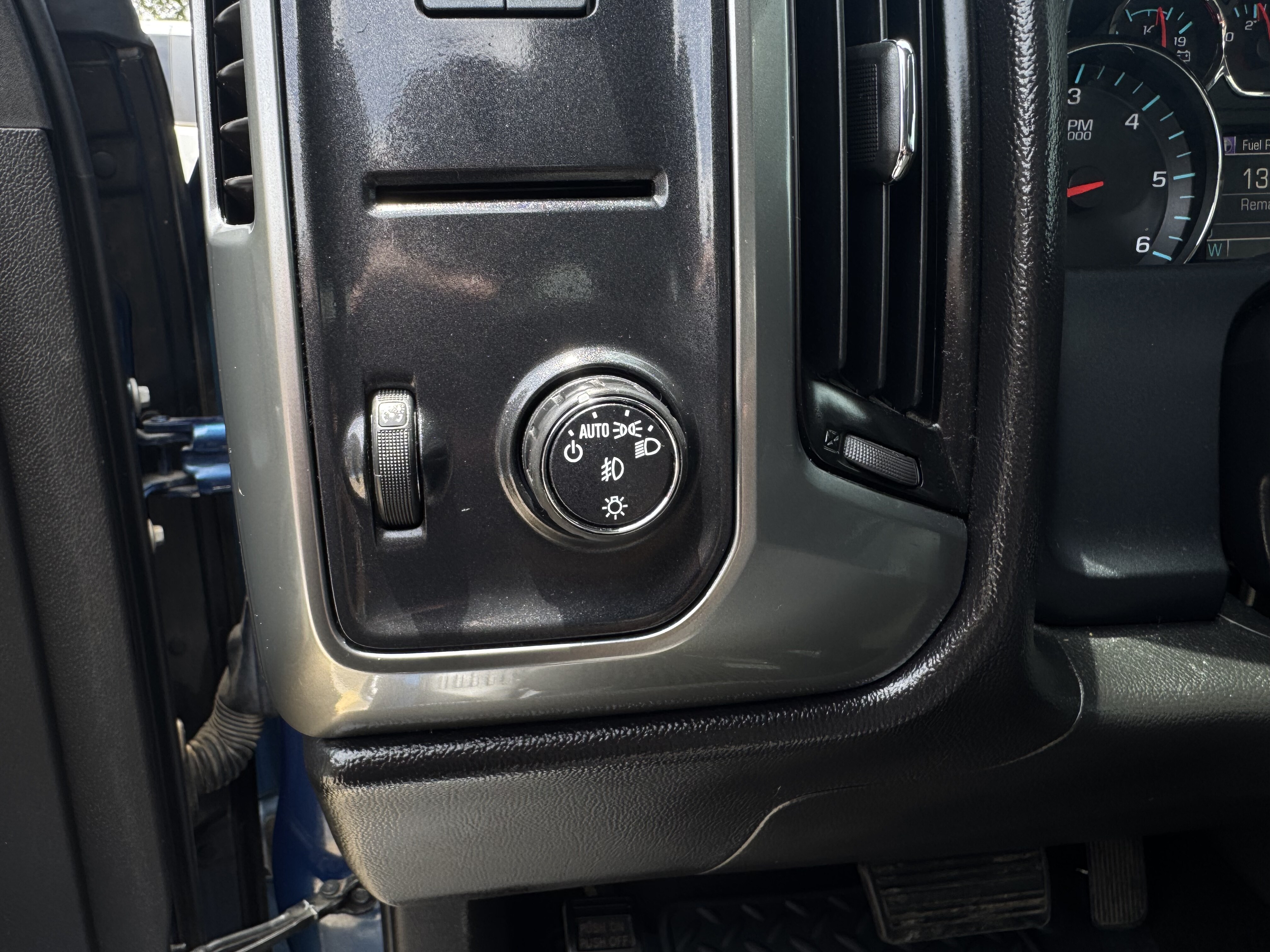 2015 Chevrolet Silverado 1500-V8 Extended Cab LT 2WD - Image 18
