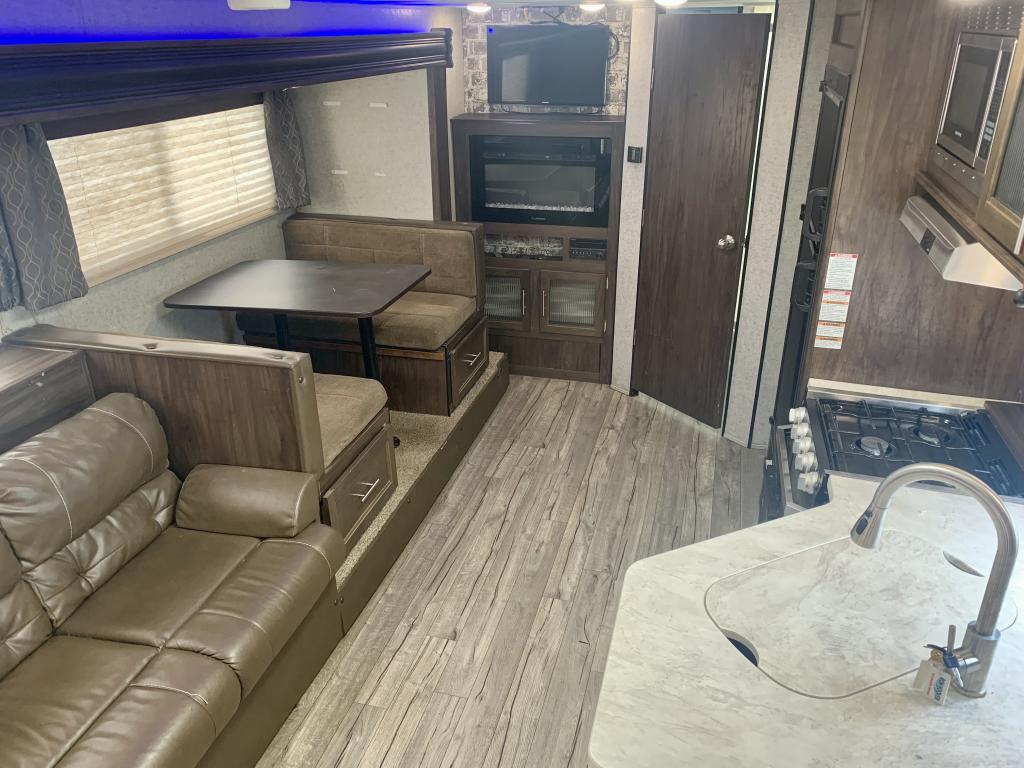 2019 FOREST RIVER 26RL - Image 6