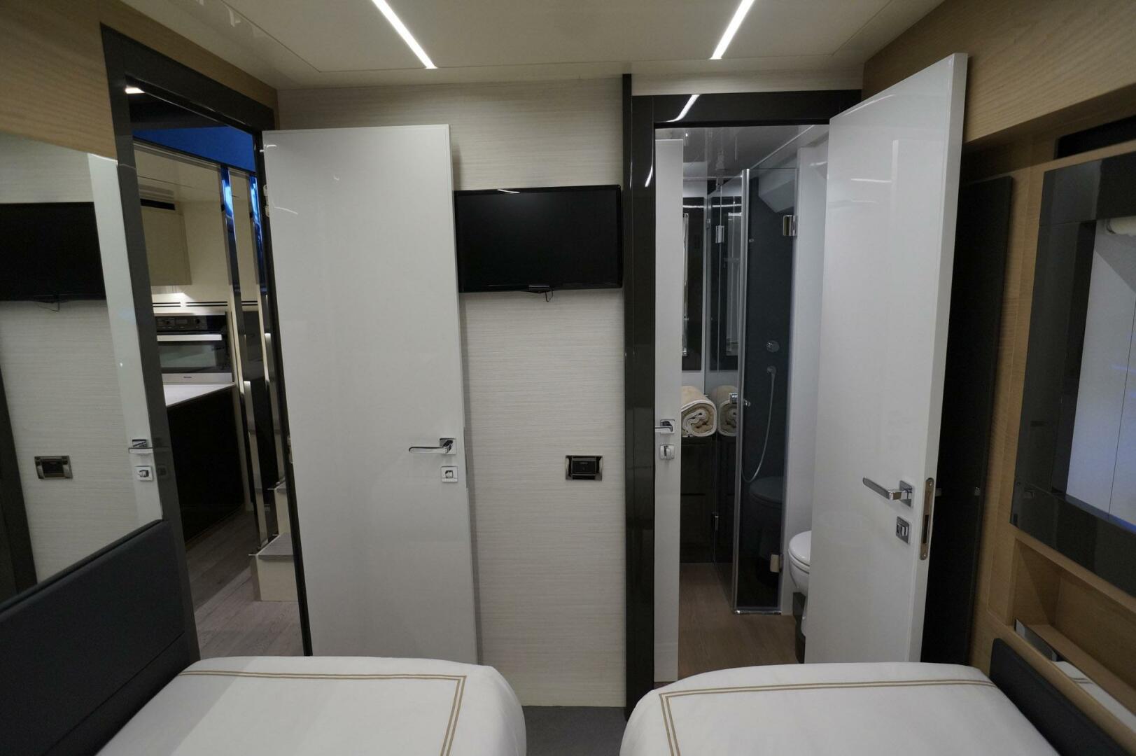 2016 Pershing 70 - Image 27