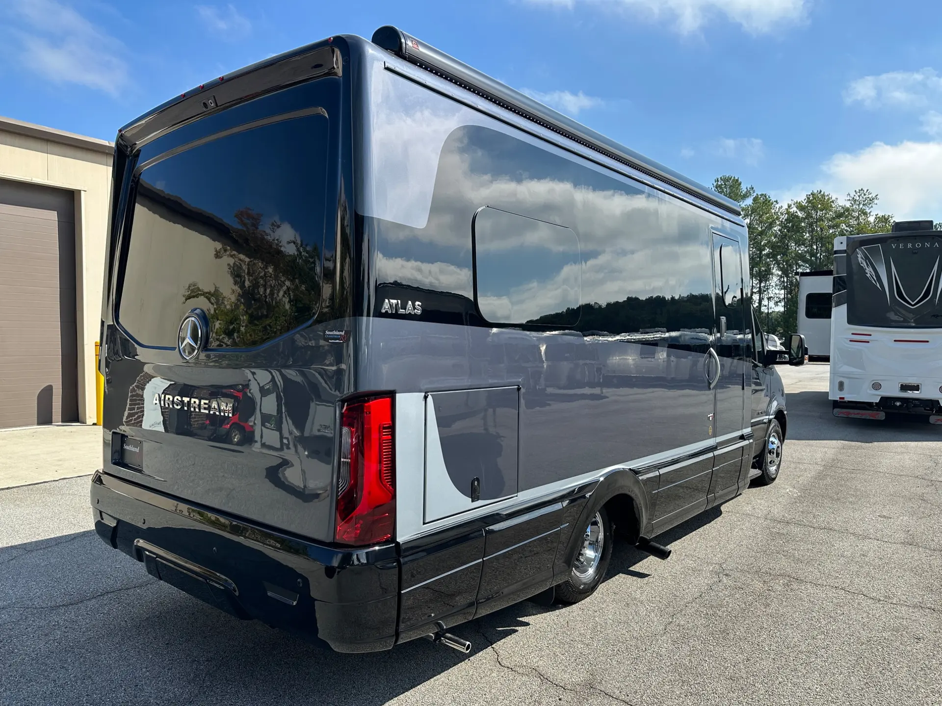 2027 Airstream Atlas 25RT - Image 4