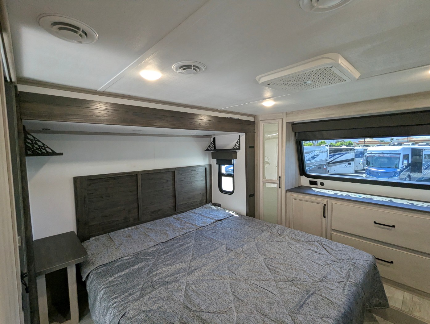 2024 Keystone Montana High Country 351BH - Image 7