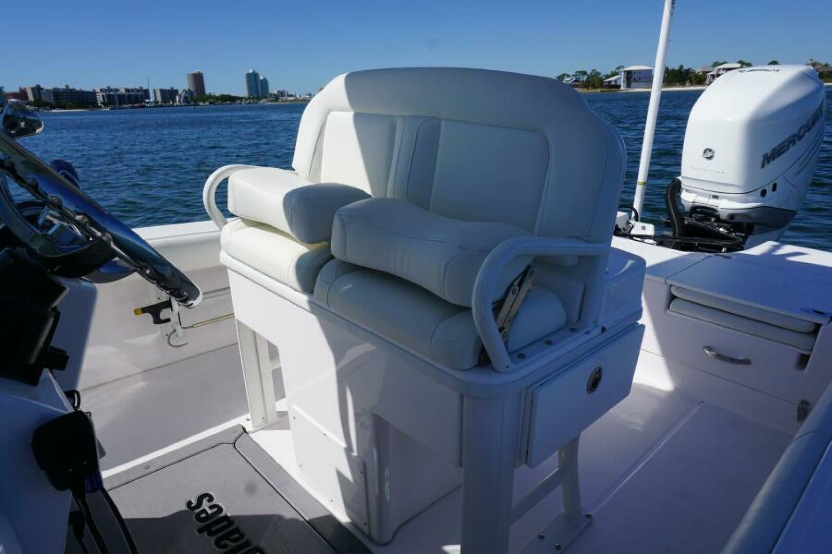 2022 Everglades 253 Center Console - Image 3