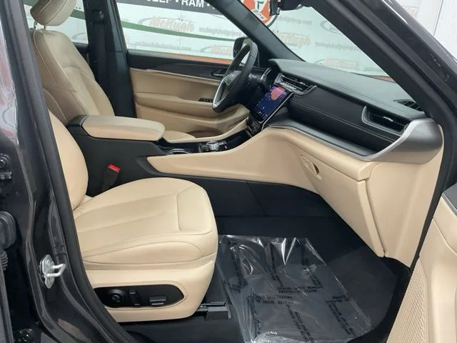 2025 Jeep Grand-Cherokee-L Laredo Altitude 4x4 - Image 27