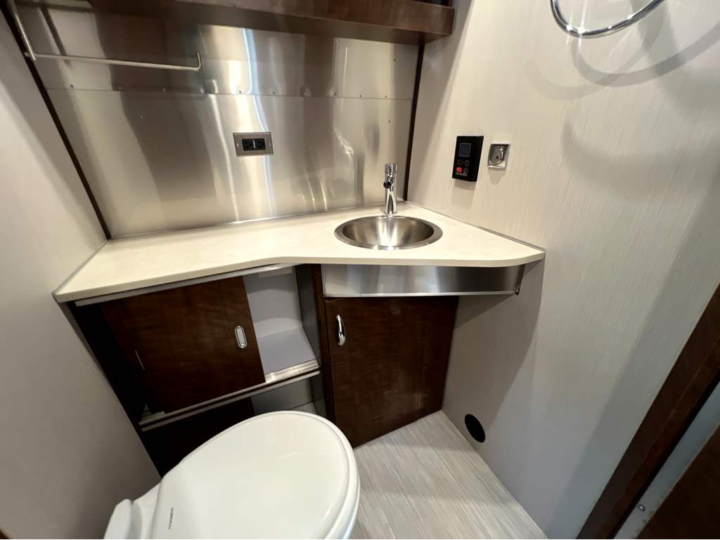 2022 AIRSTREAM GLOBETROTTER 25FBT - Image 16