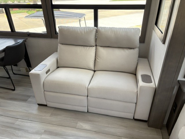 2024 GRAND DESIGN SOLITUDE 378MBS - Image 6