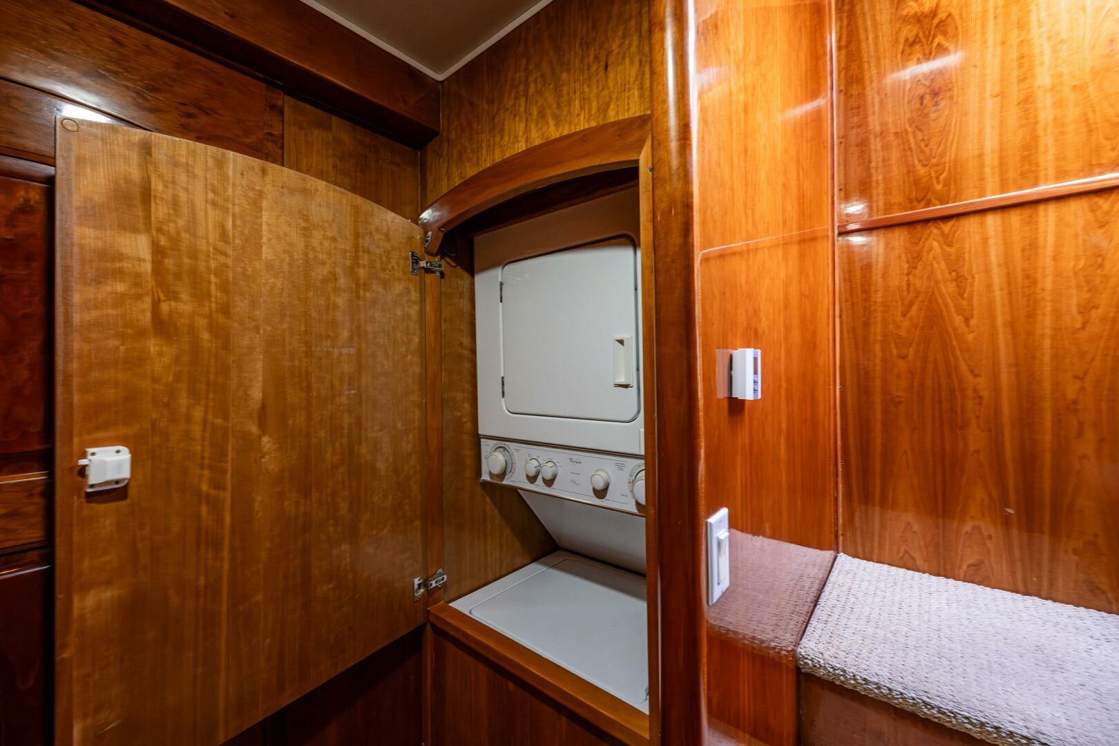 2001 Navigator 61 Pilothouse - Image 35