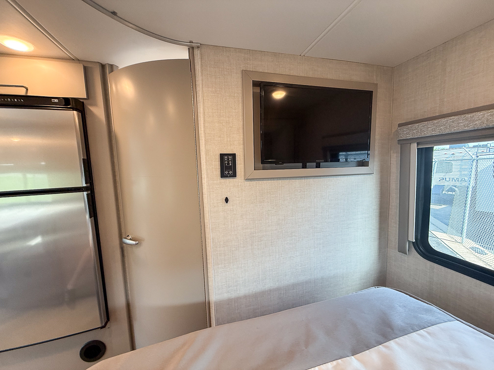 2025 THOR MOTORCOACH 24TT - Image 55