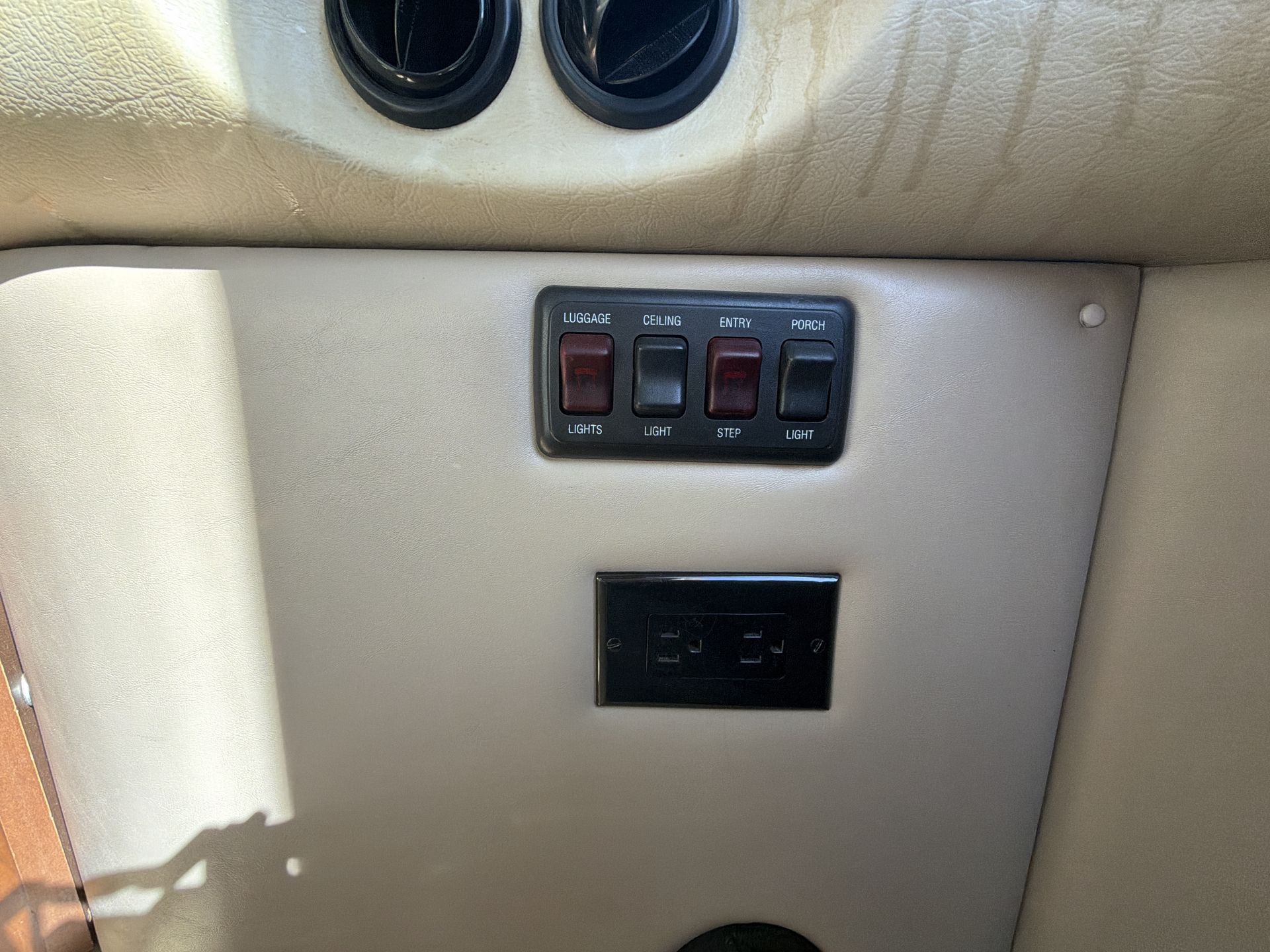 2013 Fleetwood Expedition 38B - Image 20