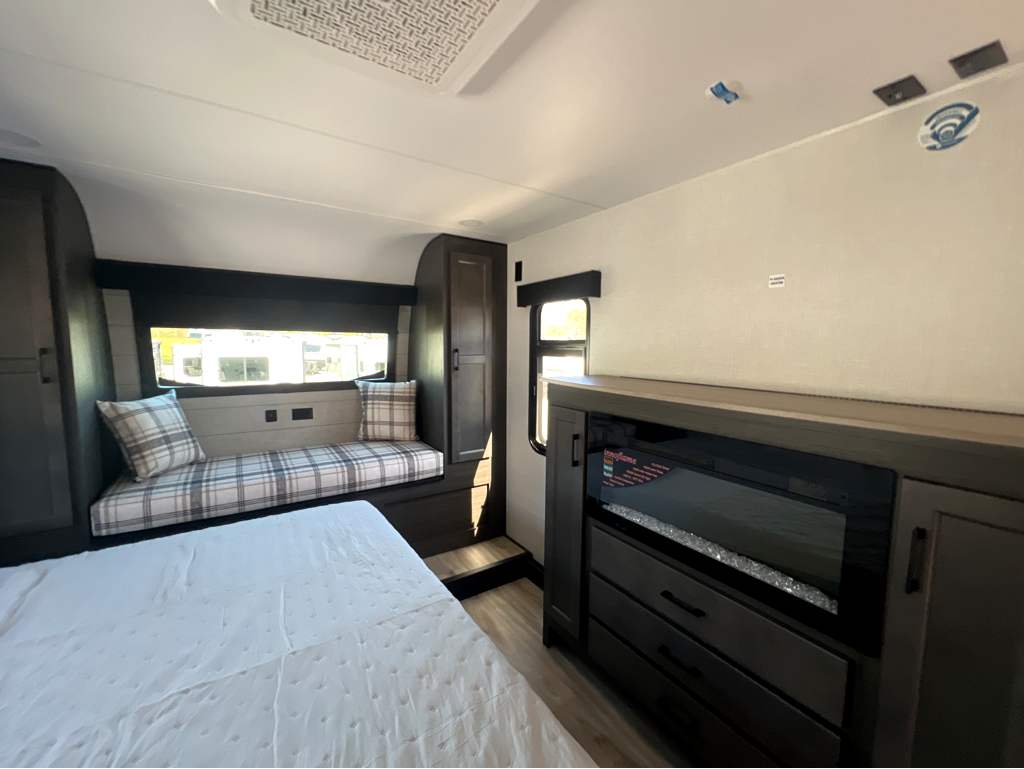 2026 VENTURE RV SPORTTREK 353VIK - Image 22