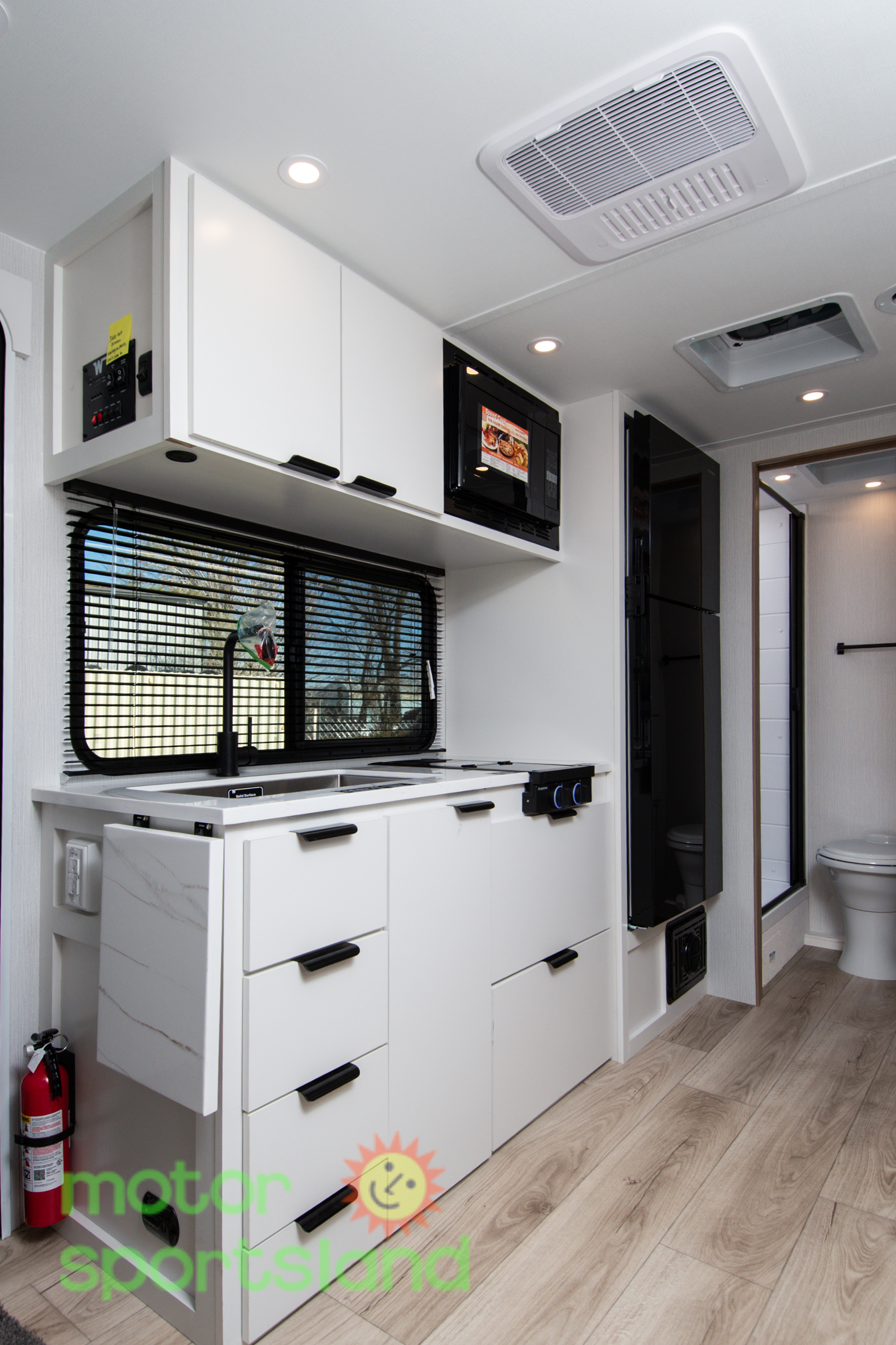 2026 Winnebago Micro Minnie 2108FBS - Image 30