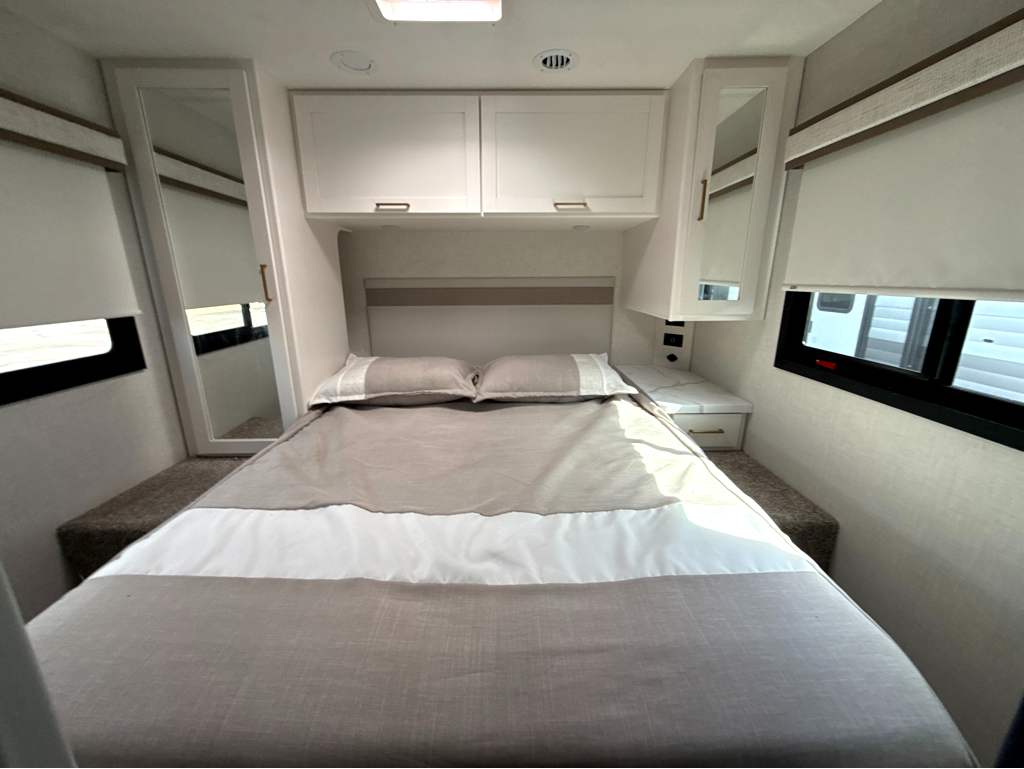 2027 THOR MOTOR COACH MAGNITUDE GA28 - Image 19