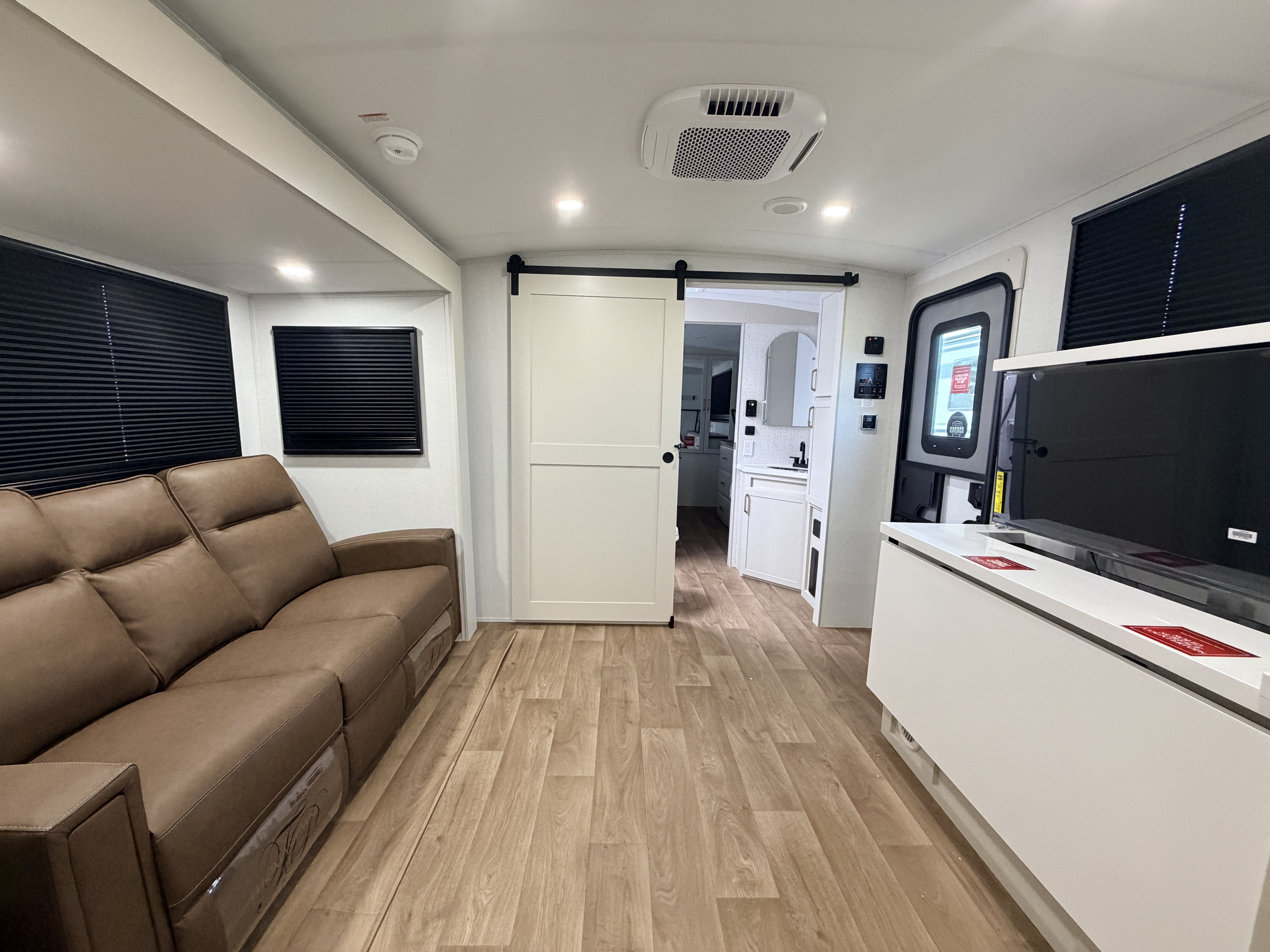 2027 Grand Design Imagine 2700BS - Image 10