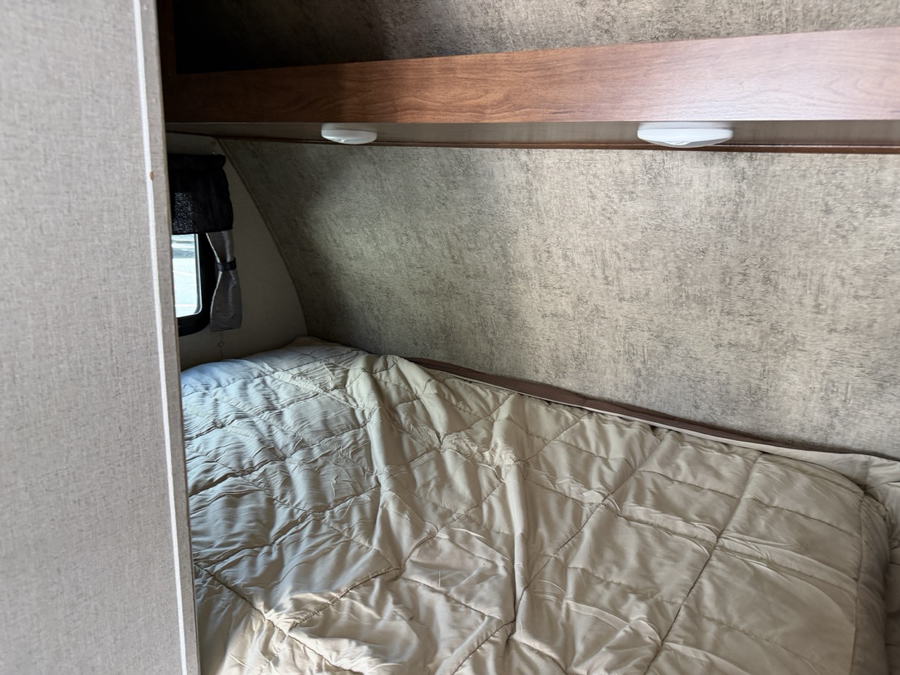 2017 Coachmen Freedom Express Special Edition 17BLSE - Image 8