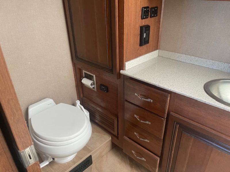 2017 Holiday Rambler Vacationer XE 34S - Image 16