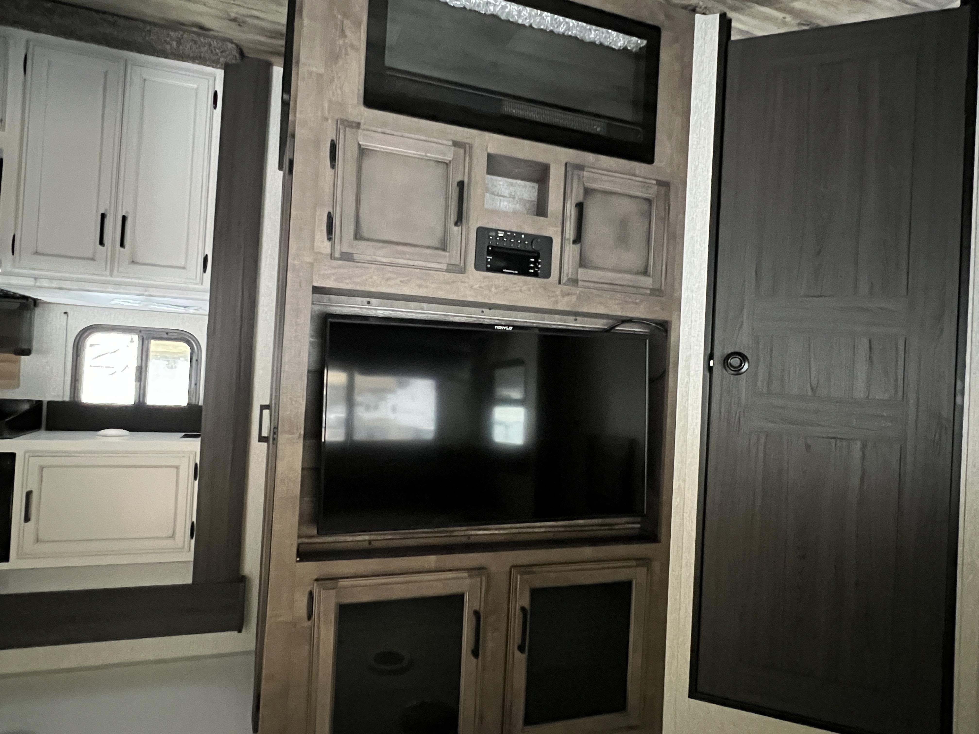 2022 VENTURE RV SPORTREK 327VIK - Image 28