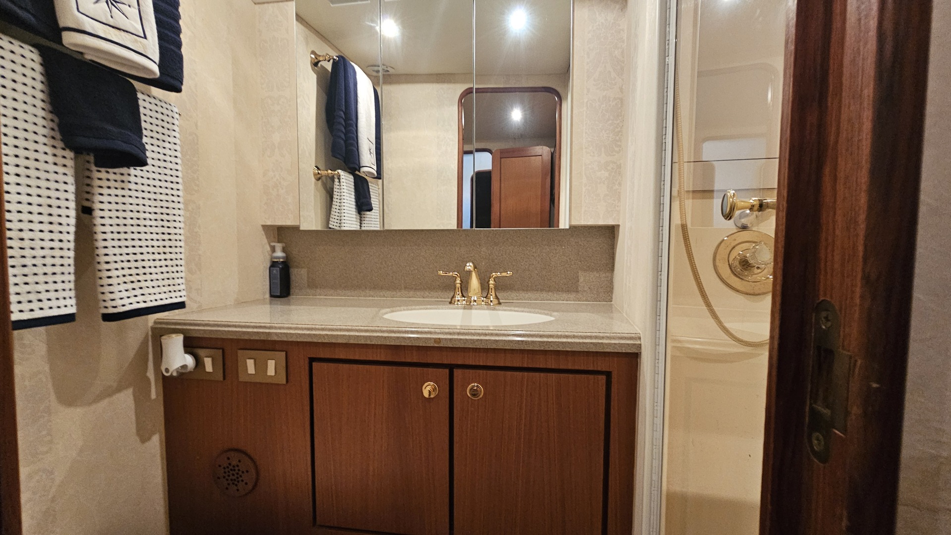 2000 Ocean Yachts 70 SUPER SPORT - Image 46