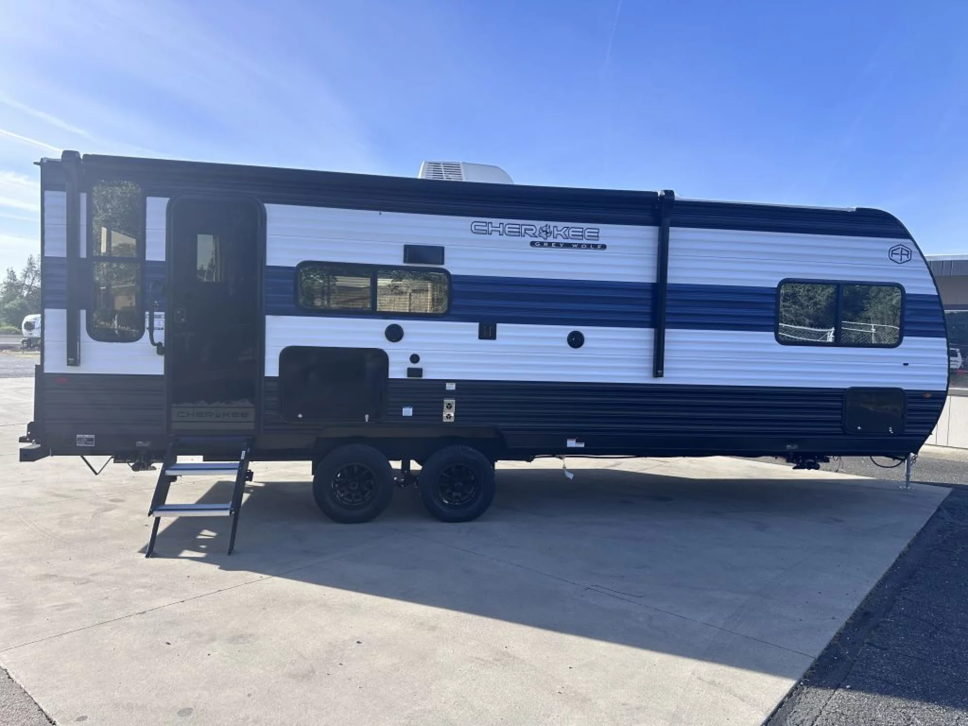 2026 FOREST RIVER CHEROKEE GREY WOLF 23MK - Image 3