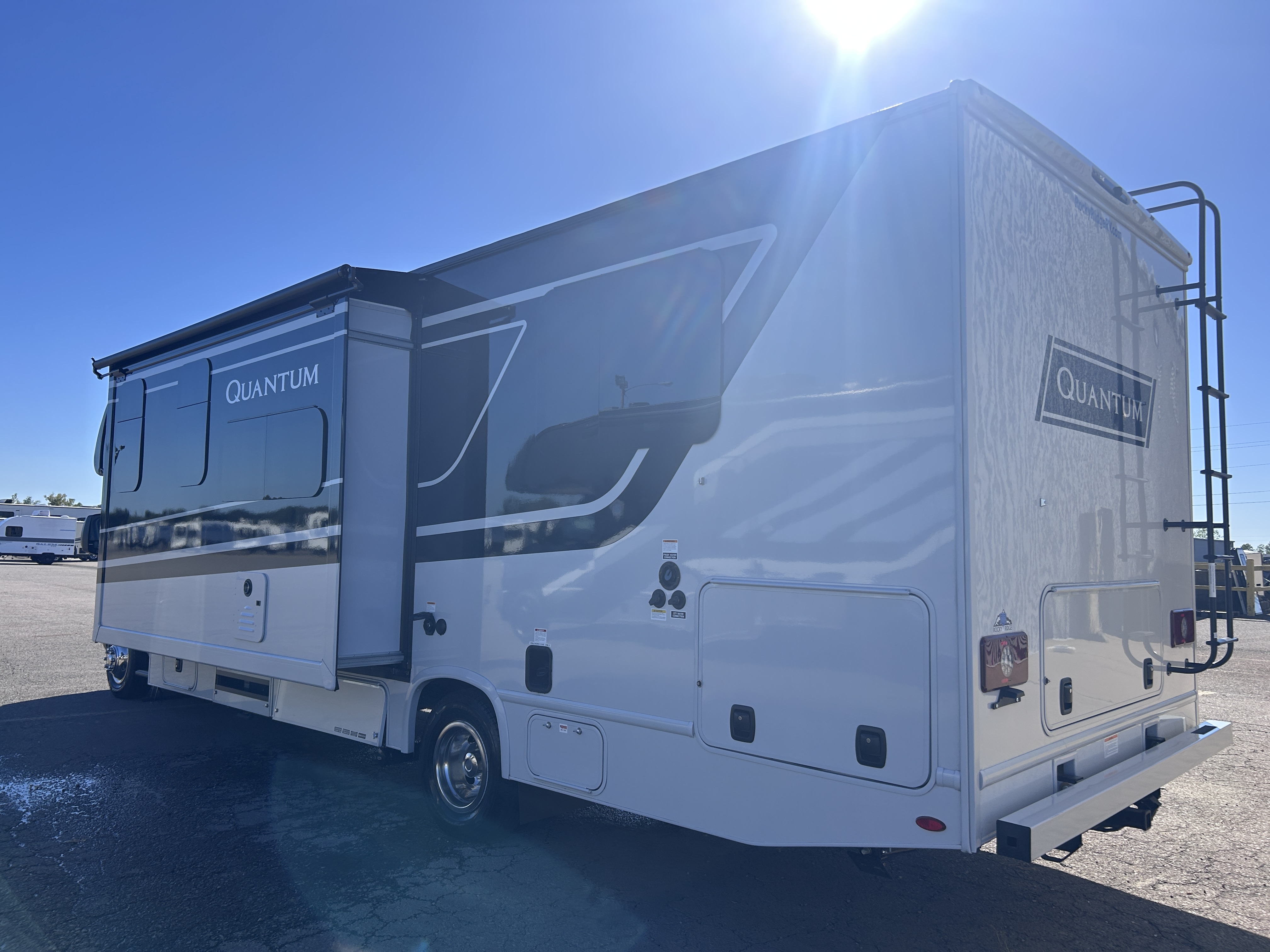 2027 Thor Motor Coach Quantum LC28 - Image 6