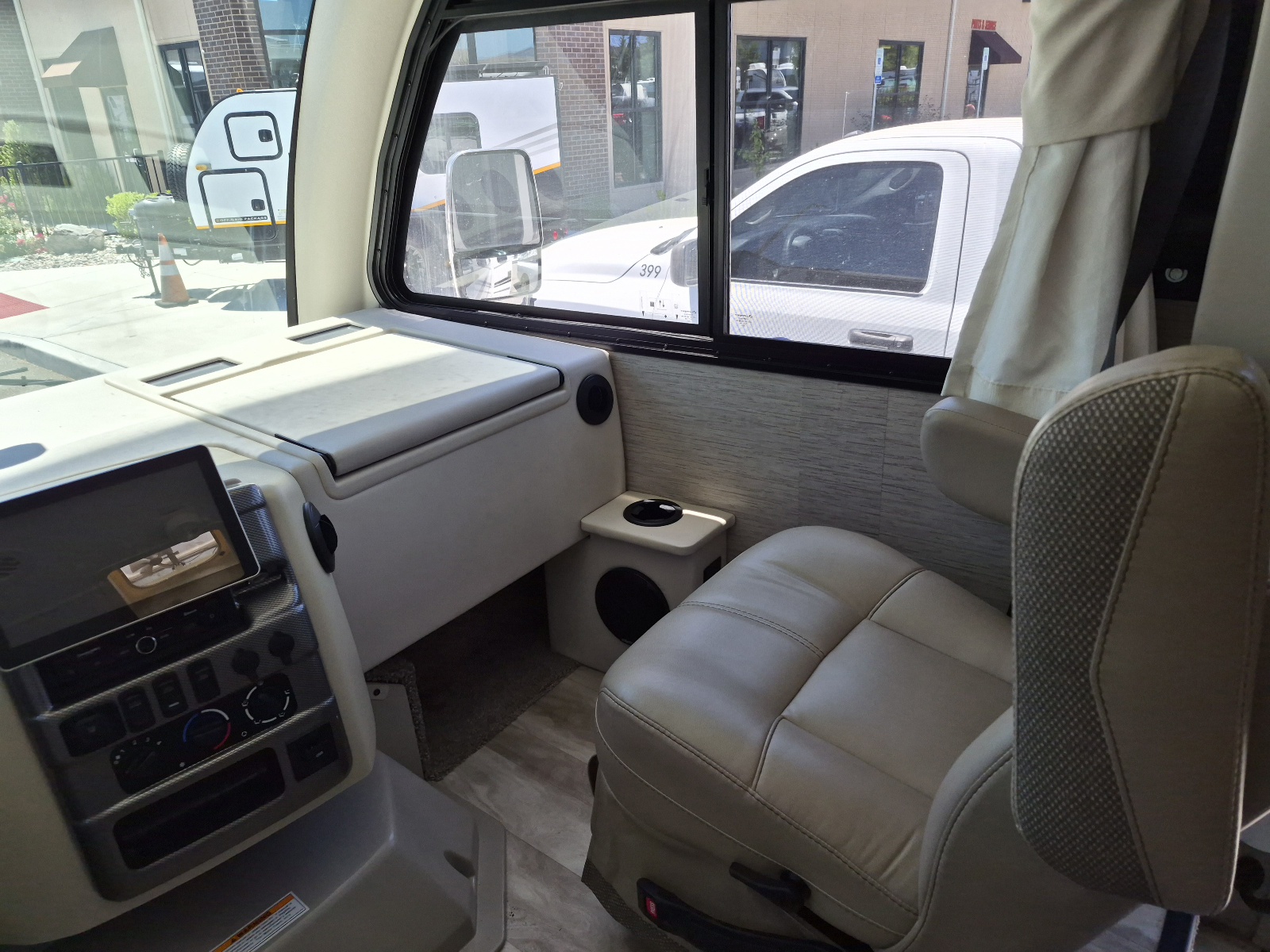 2023 Thor Motor Coach Vegas 24.4 - Image 5