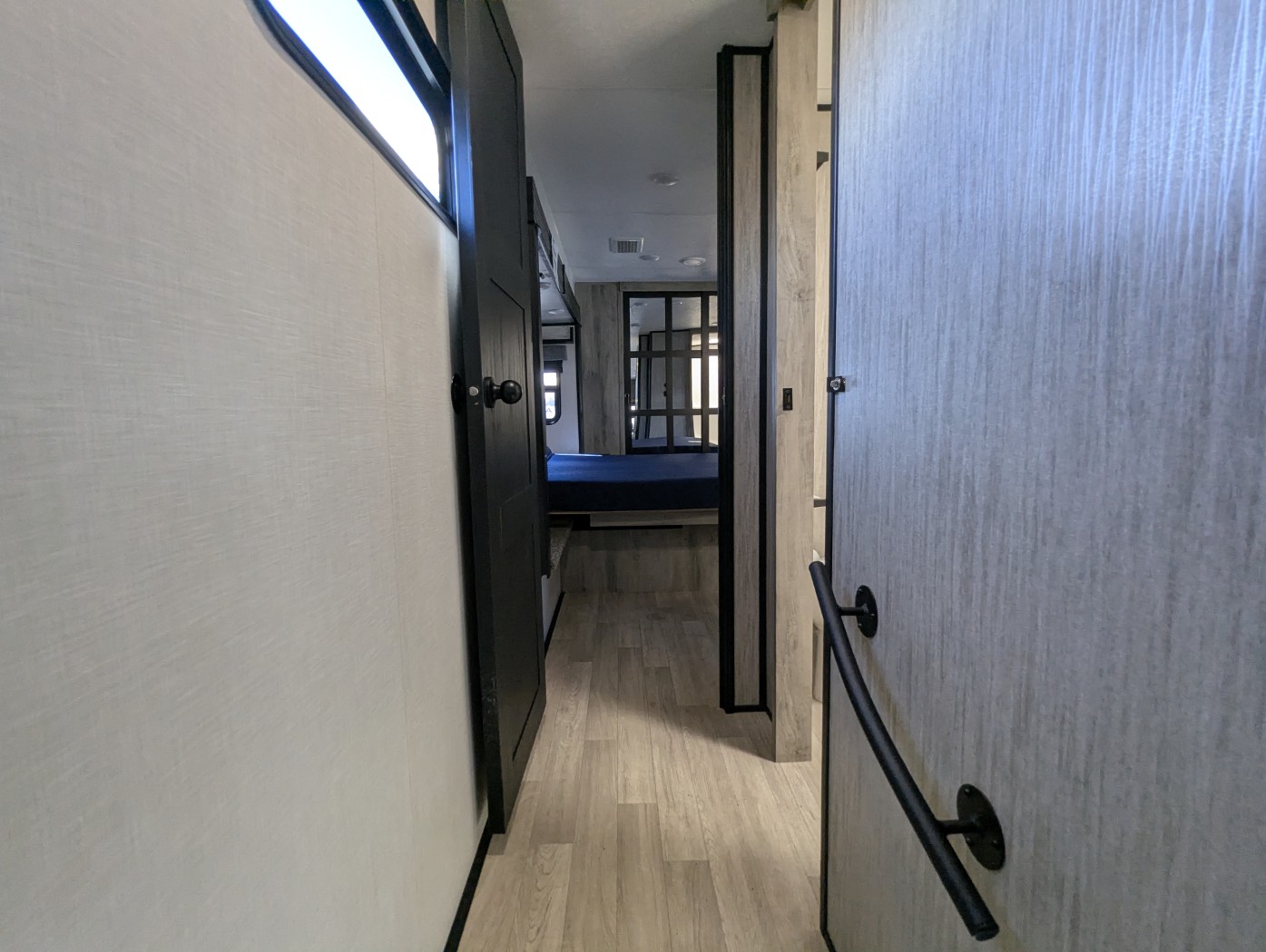2023 KZ RV Durango Gold G383RLQ - Image 28