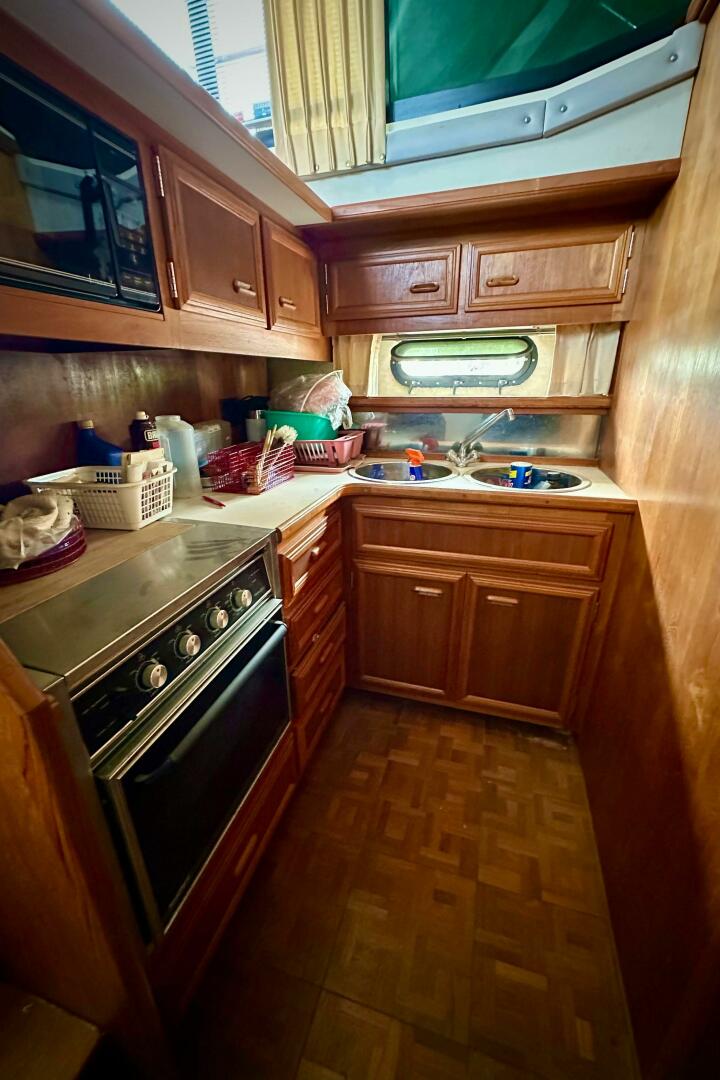 1991 Carver 3807 Aft Cabin - Image 29