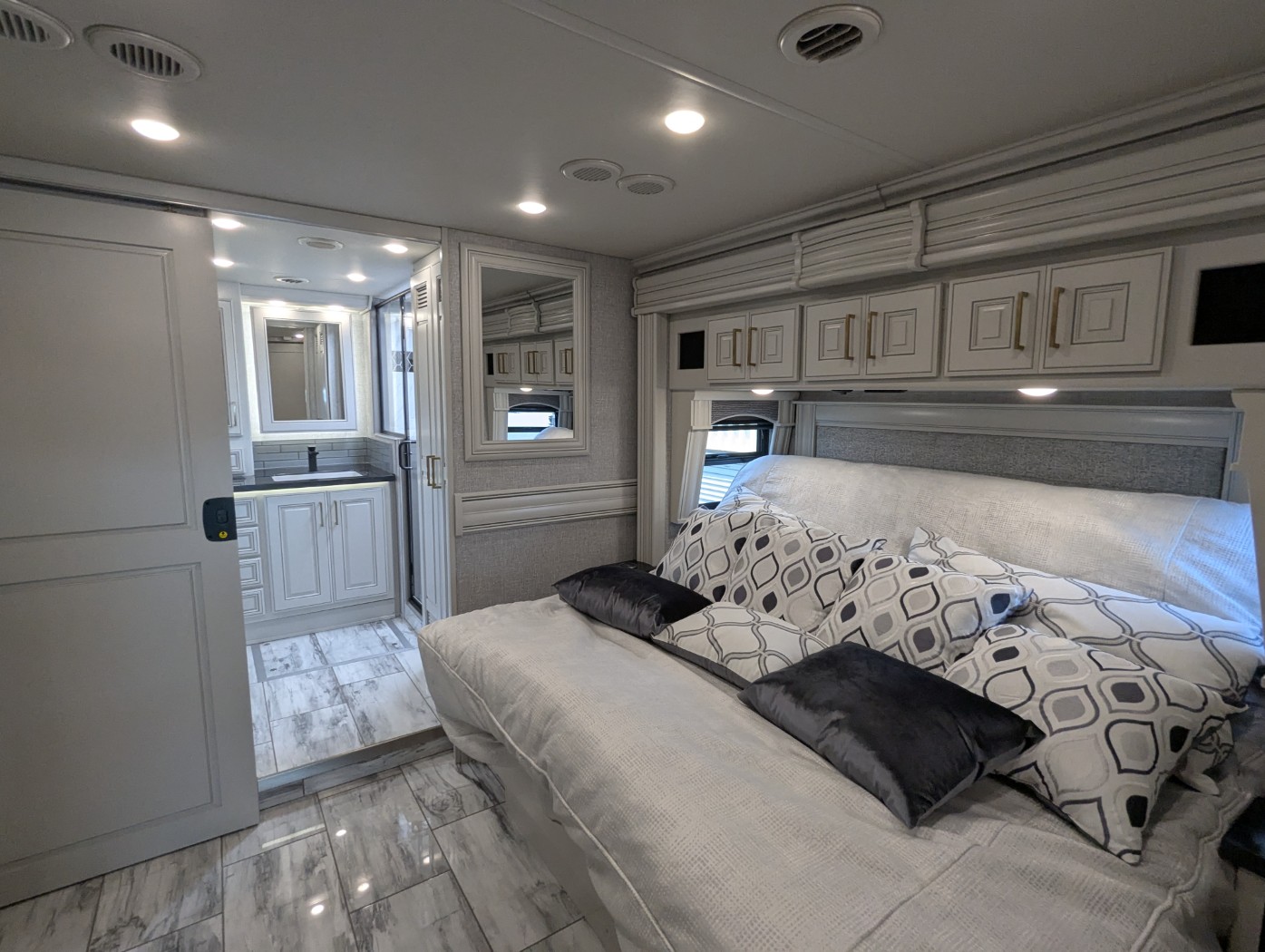 2026 Fleetwood Discovery LXE 40M - Image 30