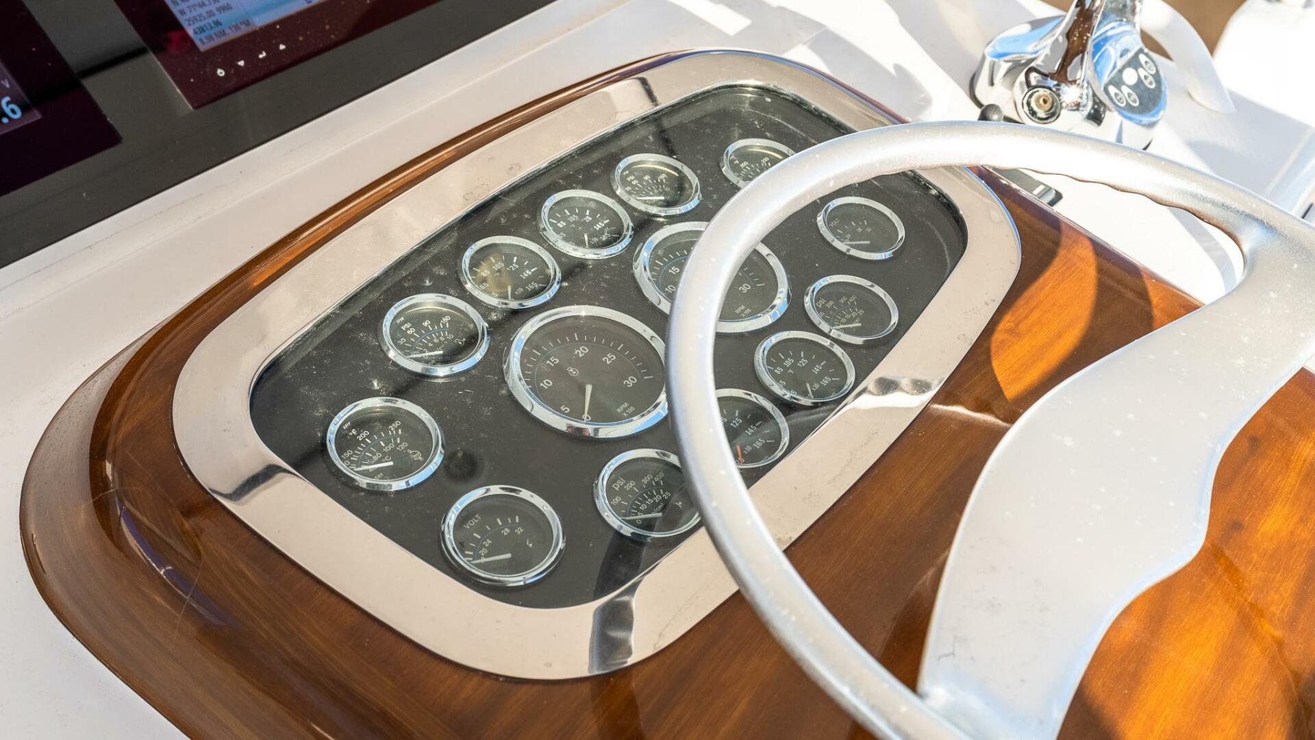 2002 VIKING 52 Convertible Base - Image 15
