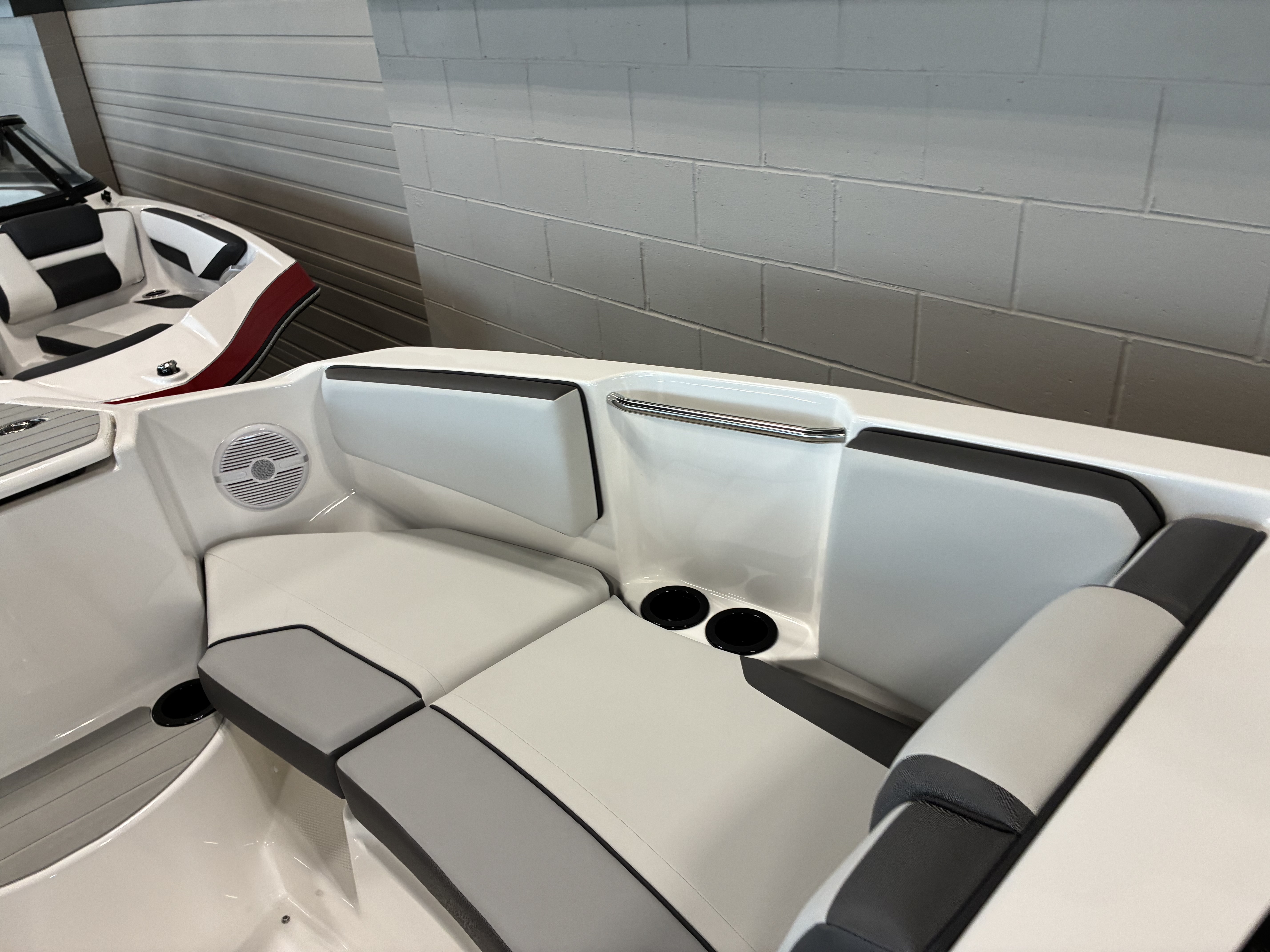 2026 Yamaha Boats AR220 - Image 12