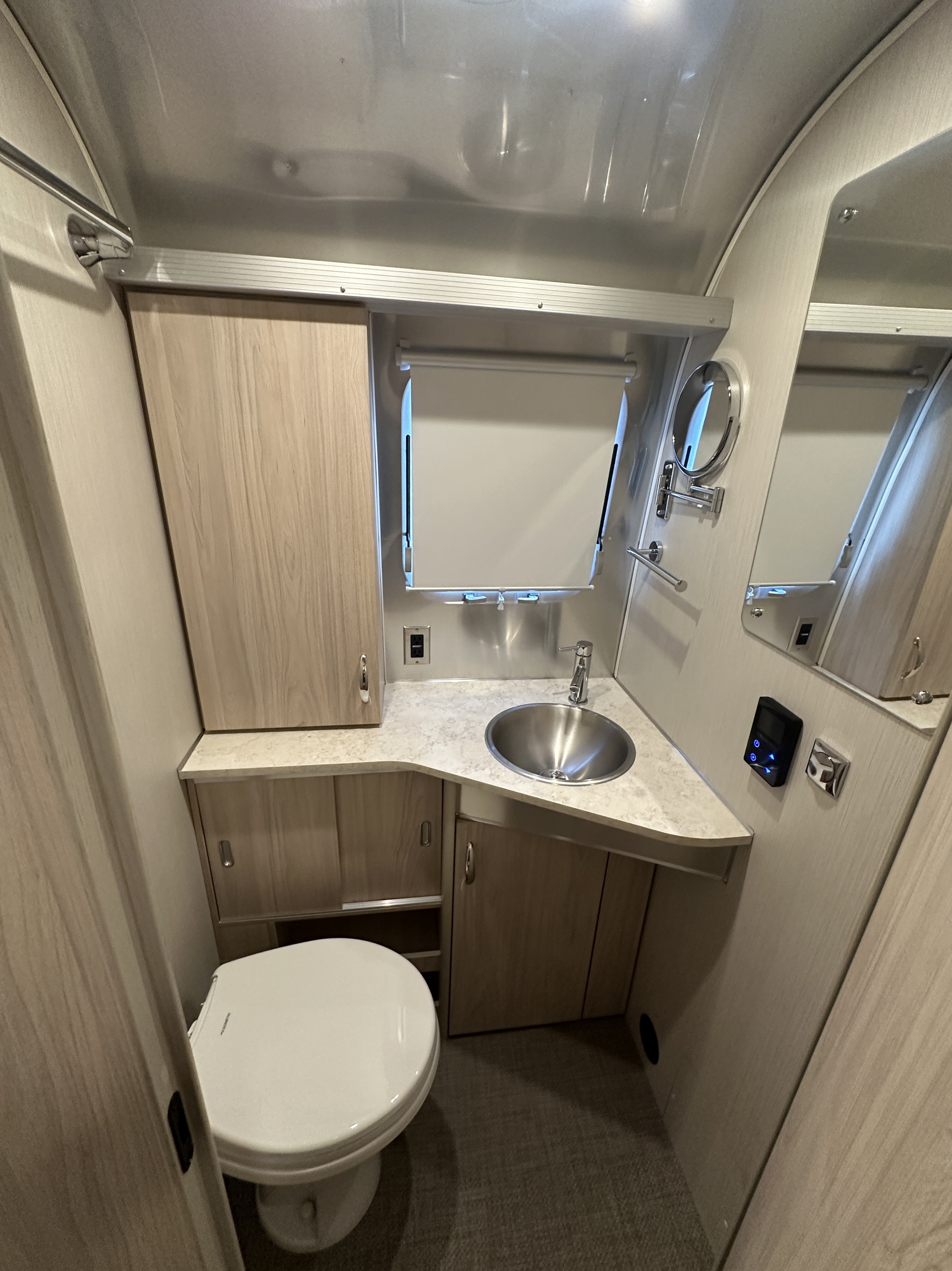 2027 Airstream Globetrotter 25FBT - Image 17