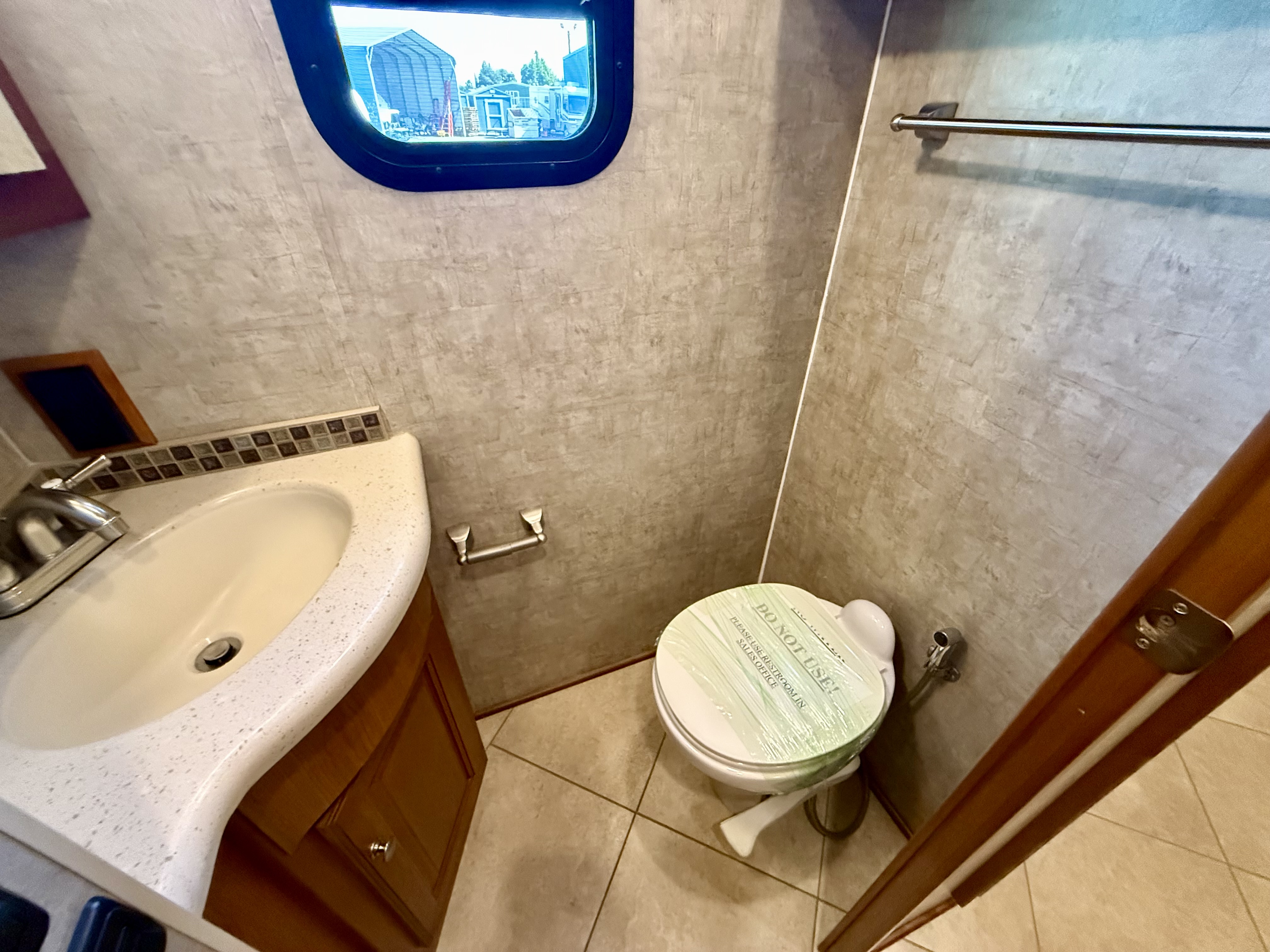 2015 Winnebago Adventurer 38Q - Image 18