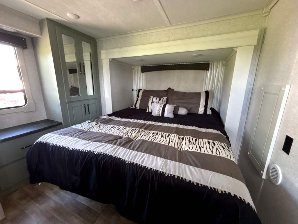 2025 CROSSROADS REDWOOD REGENCY 3881FKL - Image 23