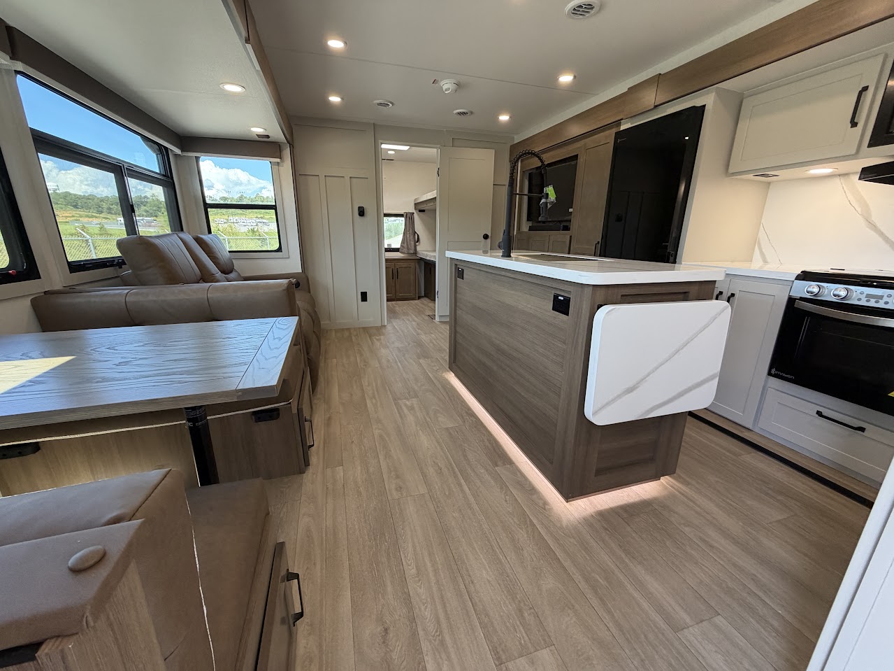 2027 VENTURE RV SPORTTREK 343VIB - Image 63