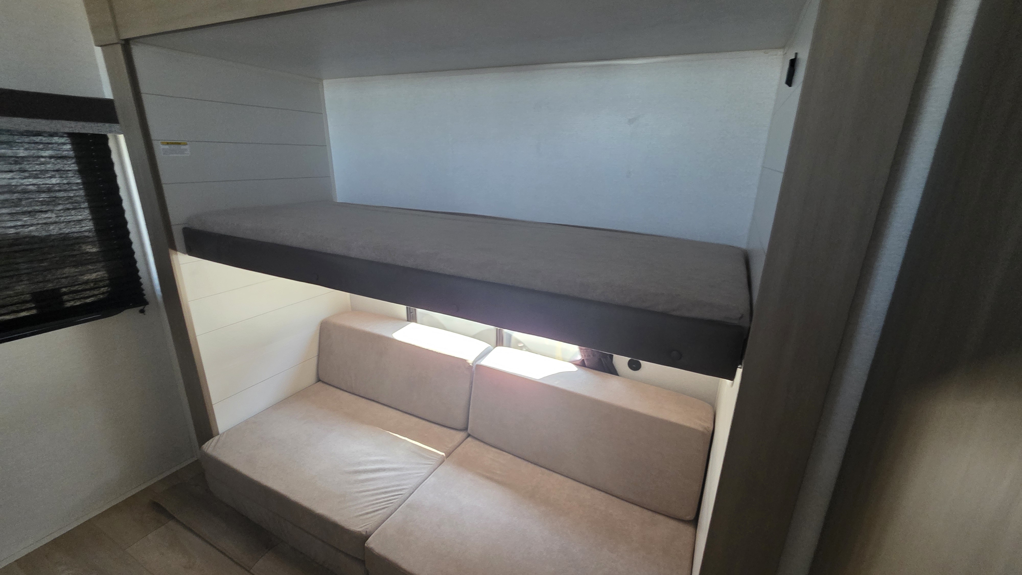 2027 JAYCO JAY FLIGHT 325BHT - Image 31