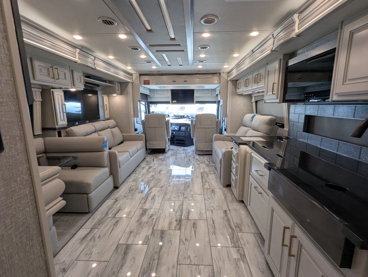 2026 Fleetwood Discovery LXE 40M - Image 45