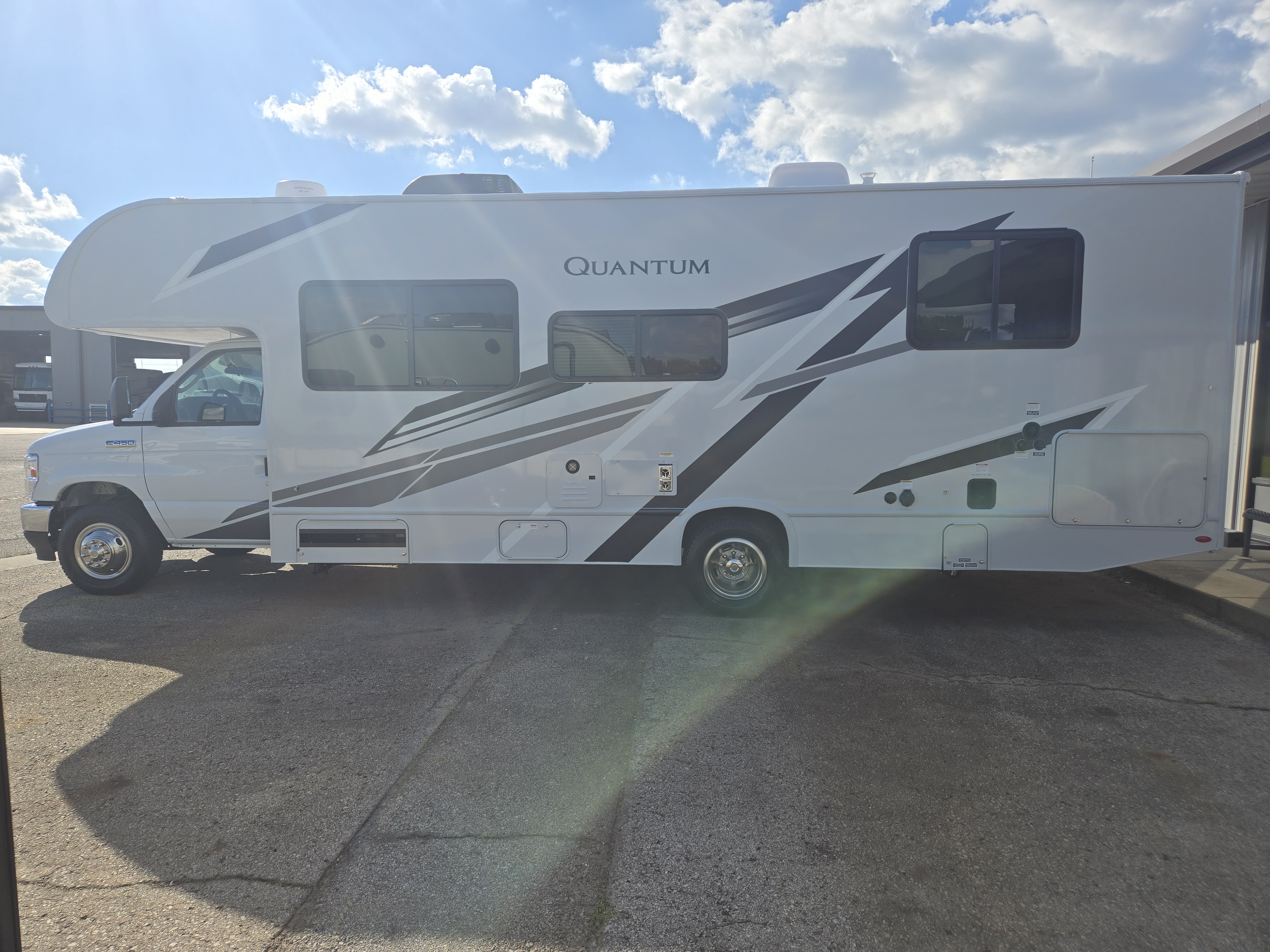 2026 Thor Motor Coach Quantum LZ28 - Image 4