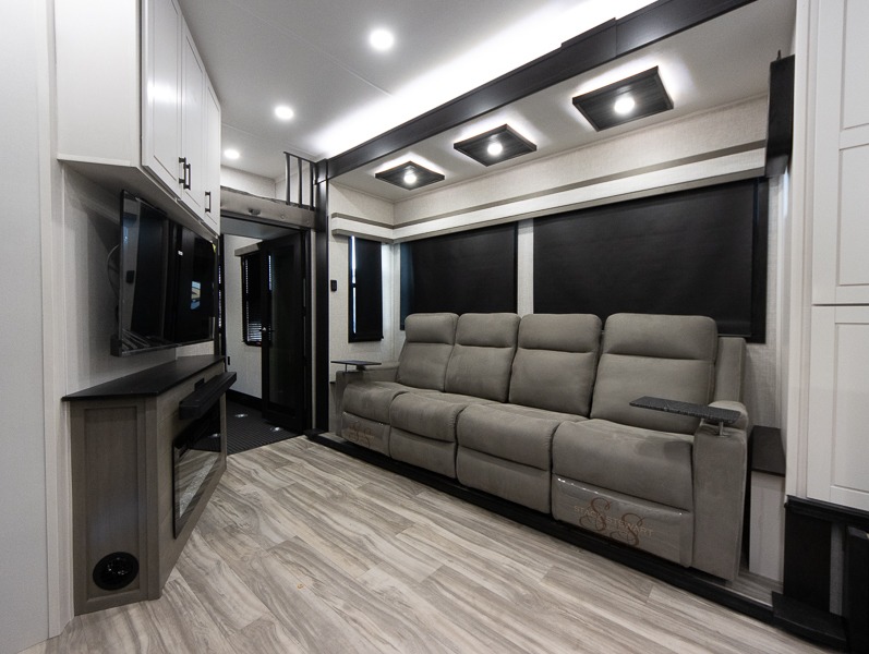 2025 Jayco Seismic Luxury Series 4113 - Image 7