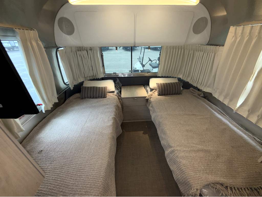 2024 AIRSTREAM GLOBETROTTER 27FB TWIN - Image 24