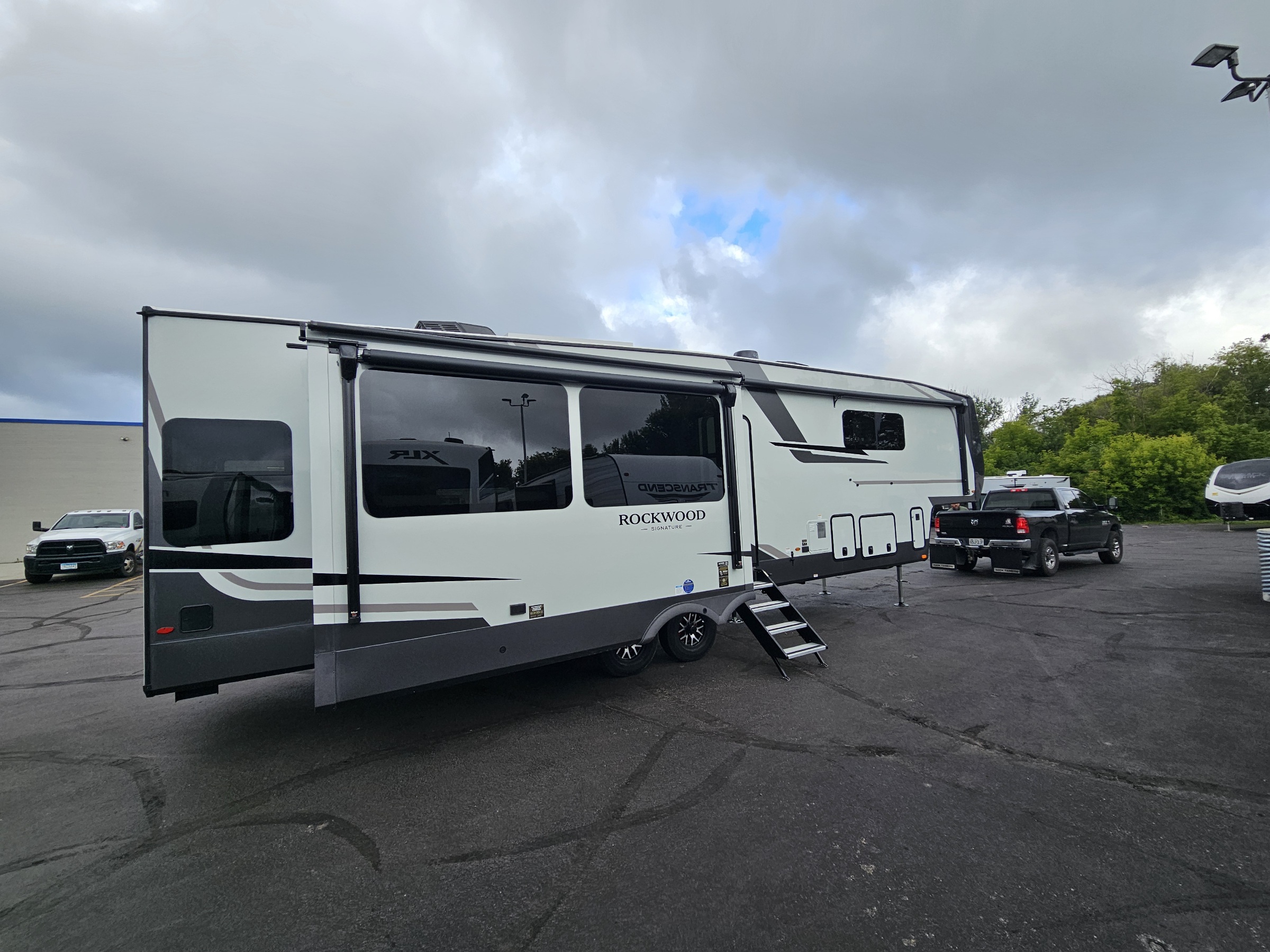2027 Forest River Rockwood Signature 401SFB - Image 4