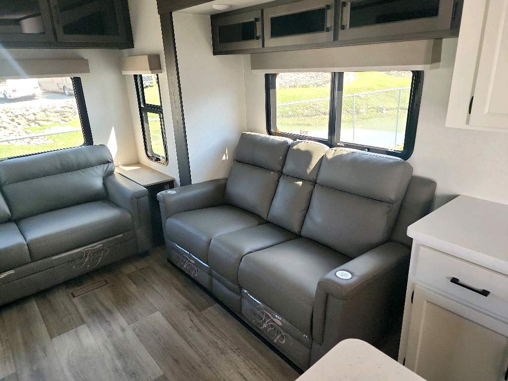 2025 VENTURE RV SPORTTREK 363VFR N/R - Image 8