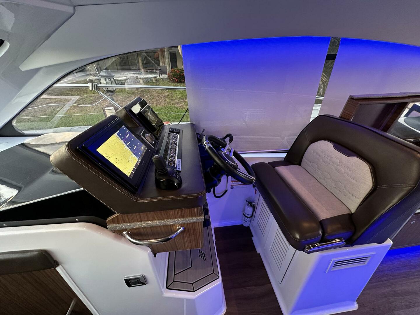 2020 Four Winns Vista 355 Coupe - Image 33